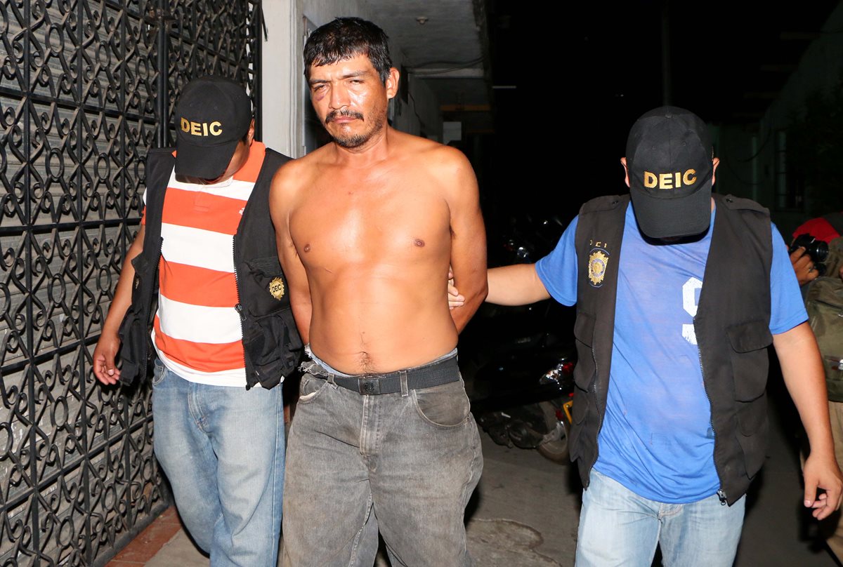 Elmer Leonardo Yagut Martínez es capturado por agentes de la PNC en la cabecera de Retalhuleu. (Foto Prensa Libre: Rolando Miranda)