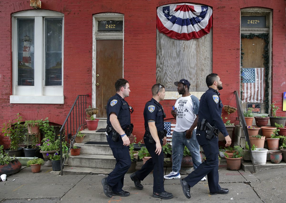 Agentes del Servicio de Inmigración y Control de Aduanas (ICE) recorren un barrio en el norte de Pennsylvania. (Foto Prensa Libre: AP)