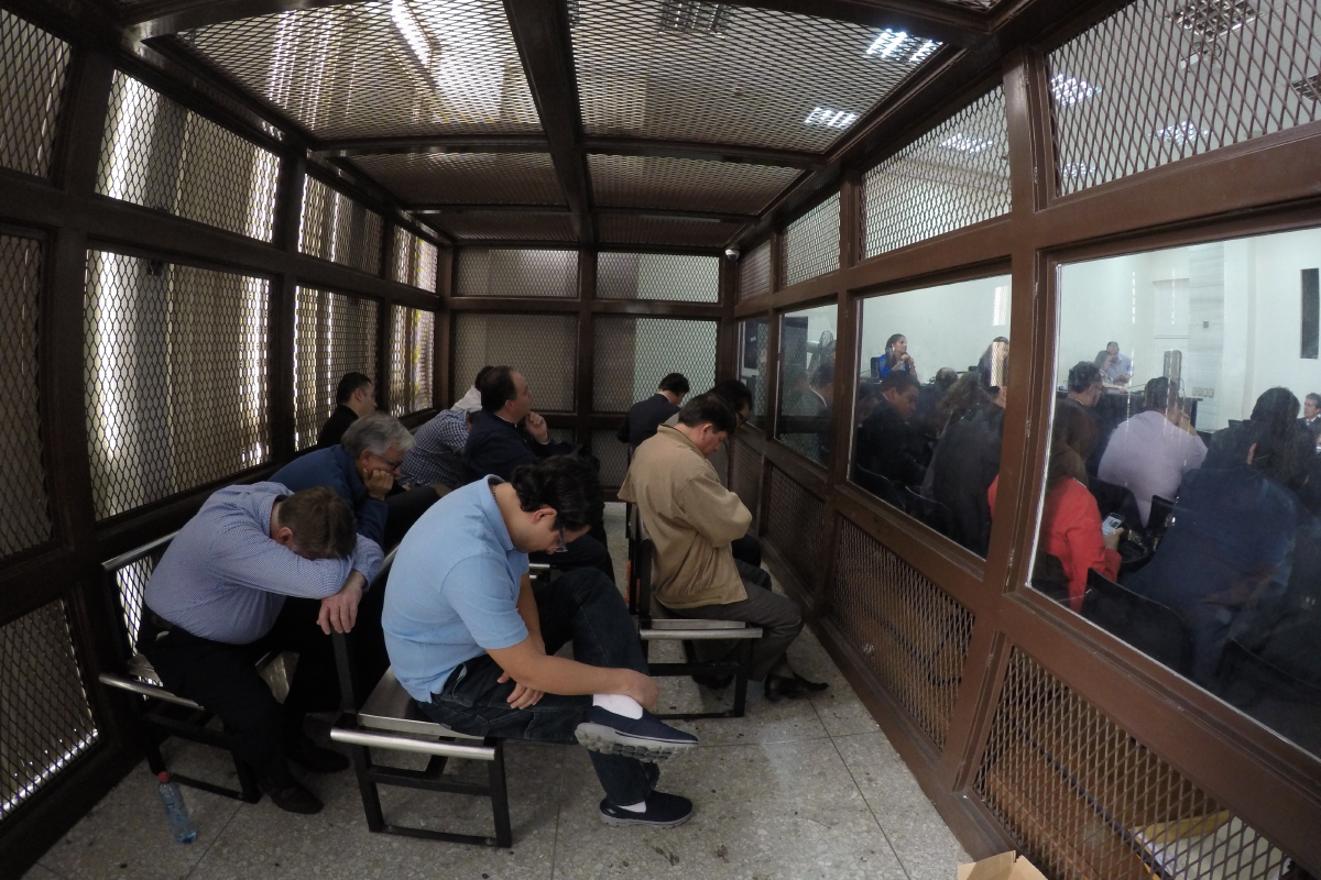 Los 11 primeros detenidos por el caso Negociadores de Salud, durante la audiencia de primera declaración. (Foto Prensa Libre: Hemeroteca PL)
