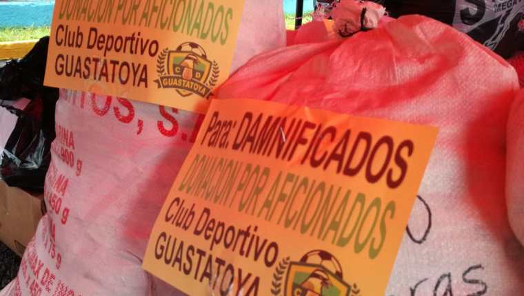 Lo recaudado en el partido amistoso que se realizó en el estadio David Cordón Hichos será entregado hoy en Alotenango, Sacatepéquez. (Foto Prensa Libre: Fedefut)