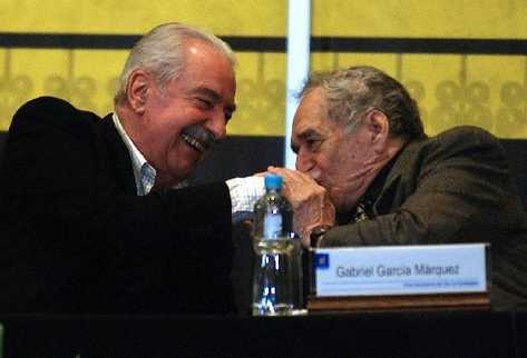 Alvaro Mutis —izquierda— mantuvo una estrecha amistad con Gabriel García Márquez. (Foto Prensa Libre: AP)