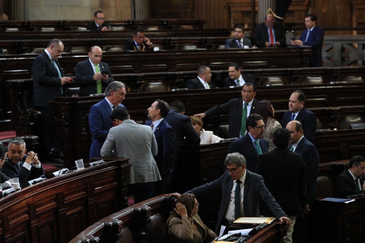 Momento en el que los legisladores se enteraron de la captura del diputado Arístides Crespo. (Foto Prensa Libre: Carlos Hernández).