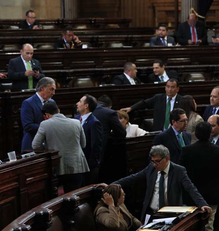 Momento en el que los legisladores se enteraron de la captura del diputado Arístides Crespo. (Foto Prensa Libre: Carlos Hernández).