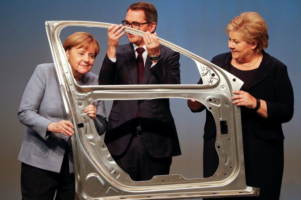 La canciller alemana Angela Merkel, el presidente y director ejecutivo de la empresa noruega de aluminios Hydra, Svein Richard Brandtzaeg, y la primera ministra noruega Erna Solberg posan para una fotografía durante la inauguración oficial de una línea de producción de la compañía en Grevenbroich, Alemania, el 4 de mayo. WOLFGANG RATTAY / REUTERS