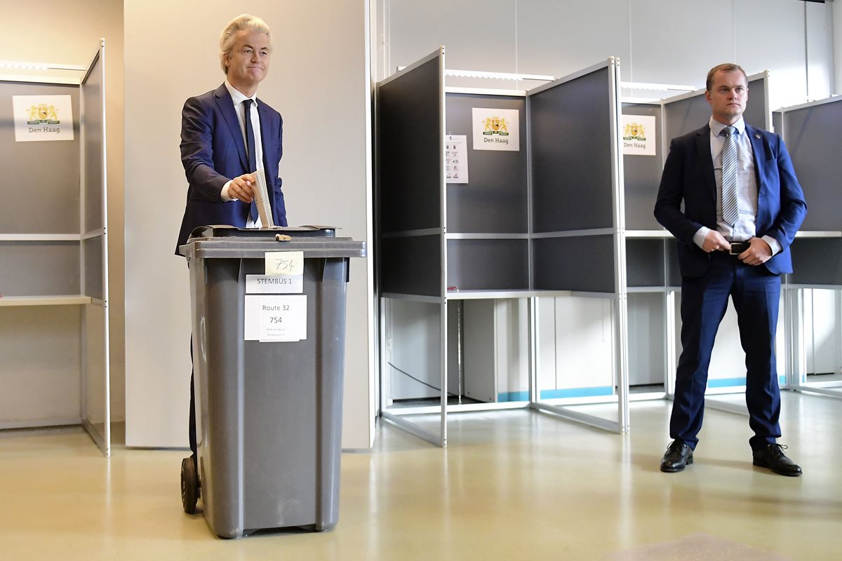 El xenófobo y ultraderechista Geert Wilders vota en La Haya. (Foto Prensa Libre: AFP)