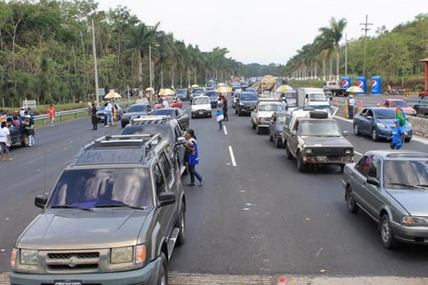 Largas filas de vehículos se forman en las garitas de peaje de la autopista Palín-Escuintla. (Foto Prensa Libre: Enrique Paredes)<br _mce_bogus="1"/>