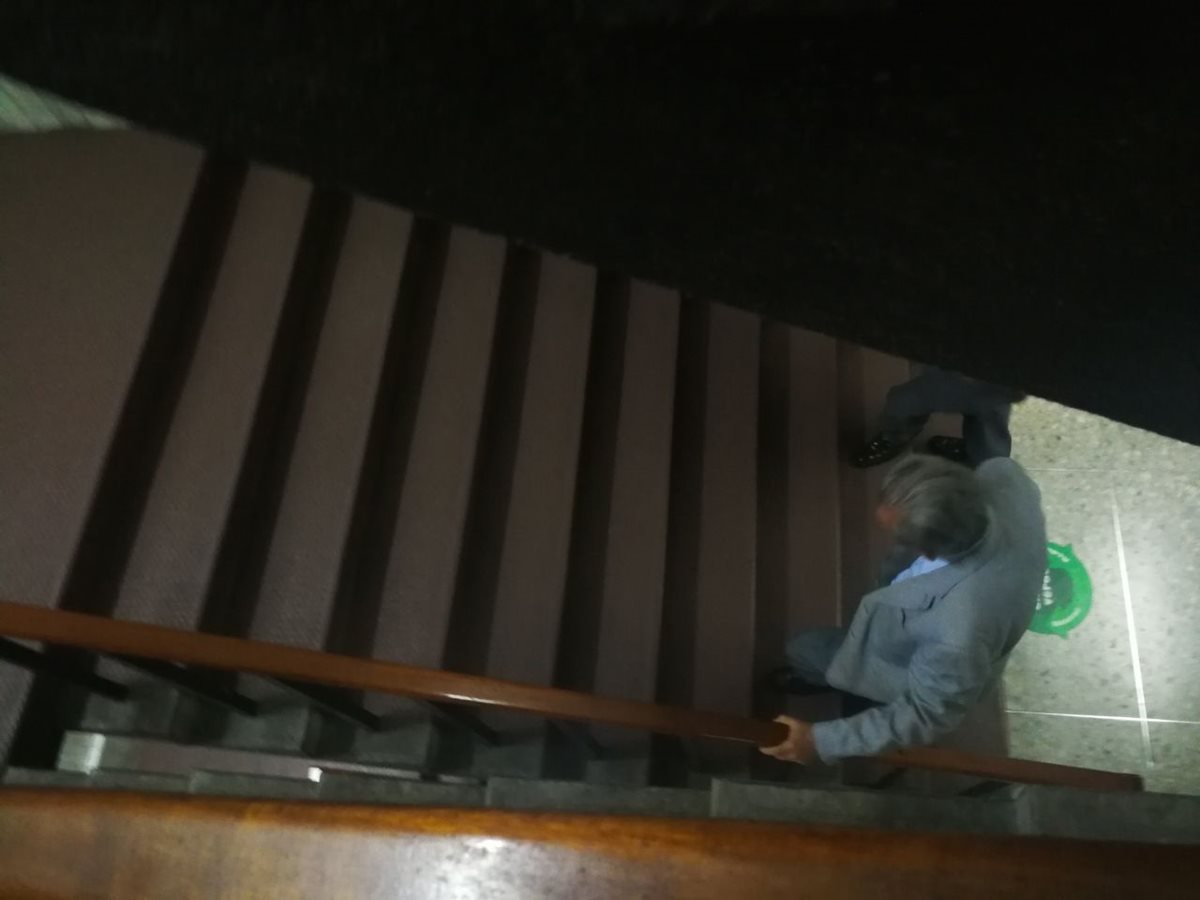 Los ascensores de Torre de Tribunales no siempre funcionan y el padre de Gustavo Alejos sube más de 10 niveles para presenciar las fases de los casos en donde está su hijo. (Foto Prensa Libre: Glenda Sánchez)