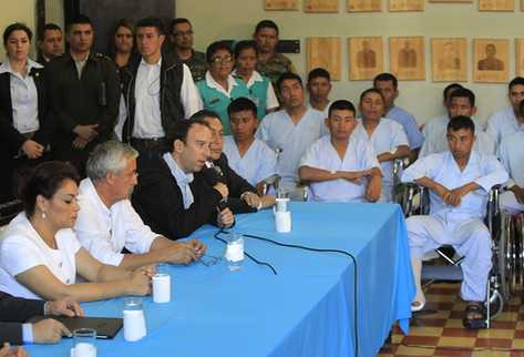 El presidente Otto Pérez, la vicepresidenta Roxana Baldetti, el jefe de la PDH, Jorge de León, y soldados heridos en el enfrentamiento comparecen ante los medios. (Foto: Erlie Castillo)