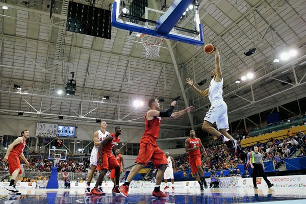 Anthony Randolph (derecha), en acción, durante el juego entre Estados Unidos y Canadá. (Foto Prensa Libre: AP)