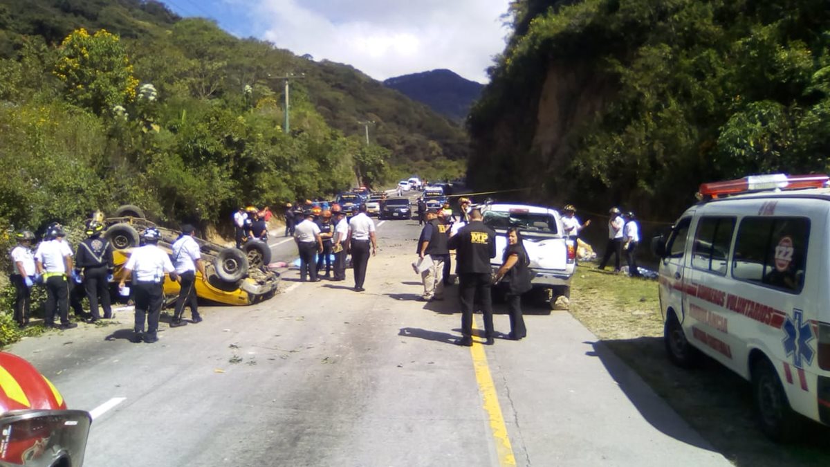 La mañana del 22 de noviembre pasado dos picop colisionaron en la bajadas de Las Cañas, ruta a Antigua Guatemala, Sacatepéquez. (Foto Prensa Libre: Julio Sicán)