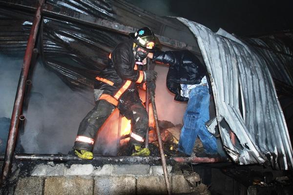 Un taller de elaboración de tapicería se incendió en Ciudad Vieja. (Foto Prensa Libre: Miguel López)