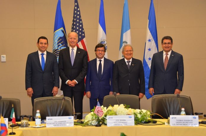 El vicepresidente de EE. UU., Joseph Biden, junto a los presidentes del Triángulo Norte. (Foto Prensa Libre: Presidencia de Guatemala)