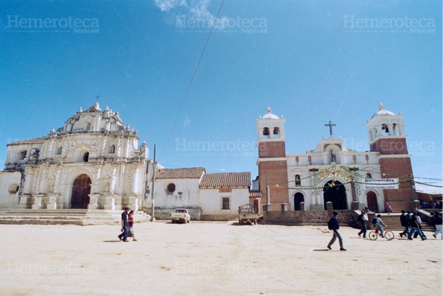Plaza colonial de San Juan Comalapa con el templo original y el reciente. (Foto: Hemeroteca PL)