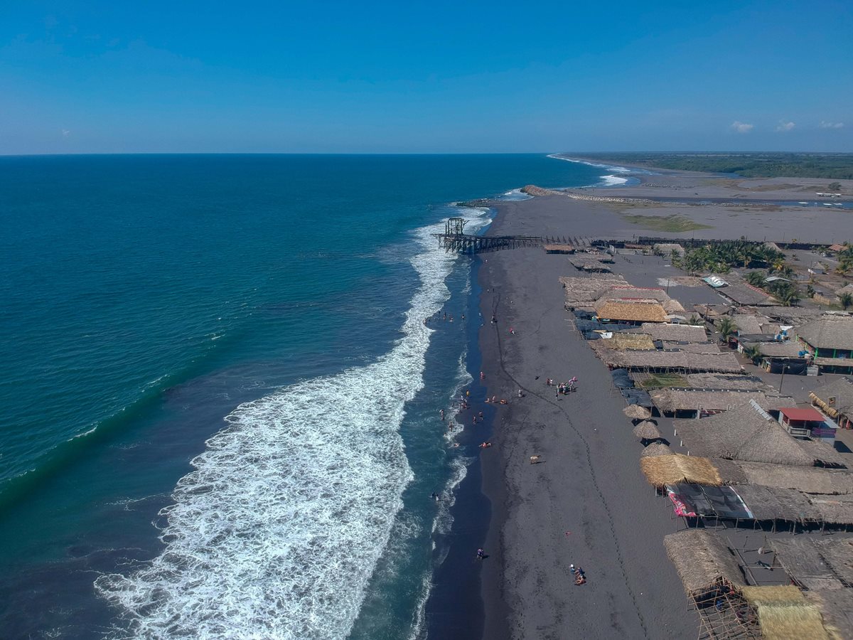La playa de Champerico se encuentra a 36 kilómetros de la cabecera de Retalhuleu. (Foto Prensa Libre: Rolando Miranda).