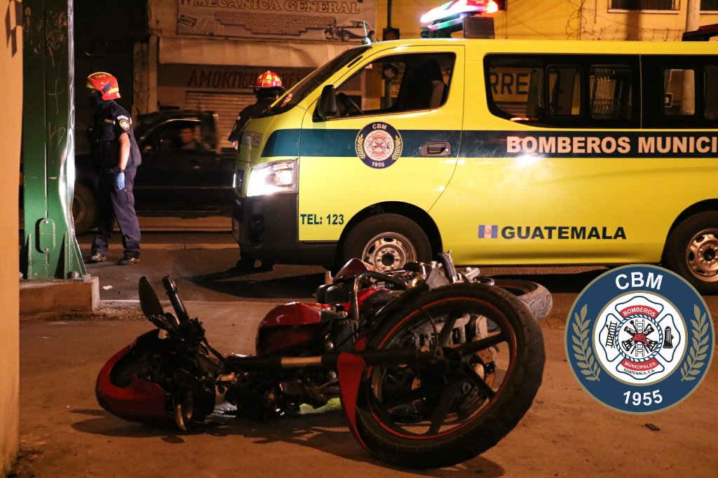 Un accidente de tránsito ocurrido en la 15 avenida y 13 calle de la zona 6 capitalina dejó como saldo un motorista muerto. (Foto Prensa Libre: Bomberos Municipales)