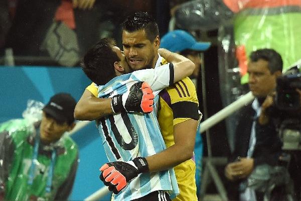 Messi y Romero celebran el pase a la final del Mundial. (Foto Prensa Libre: AFP)