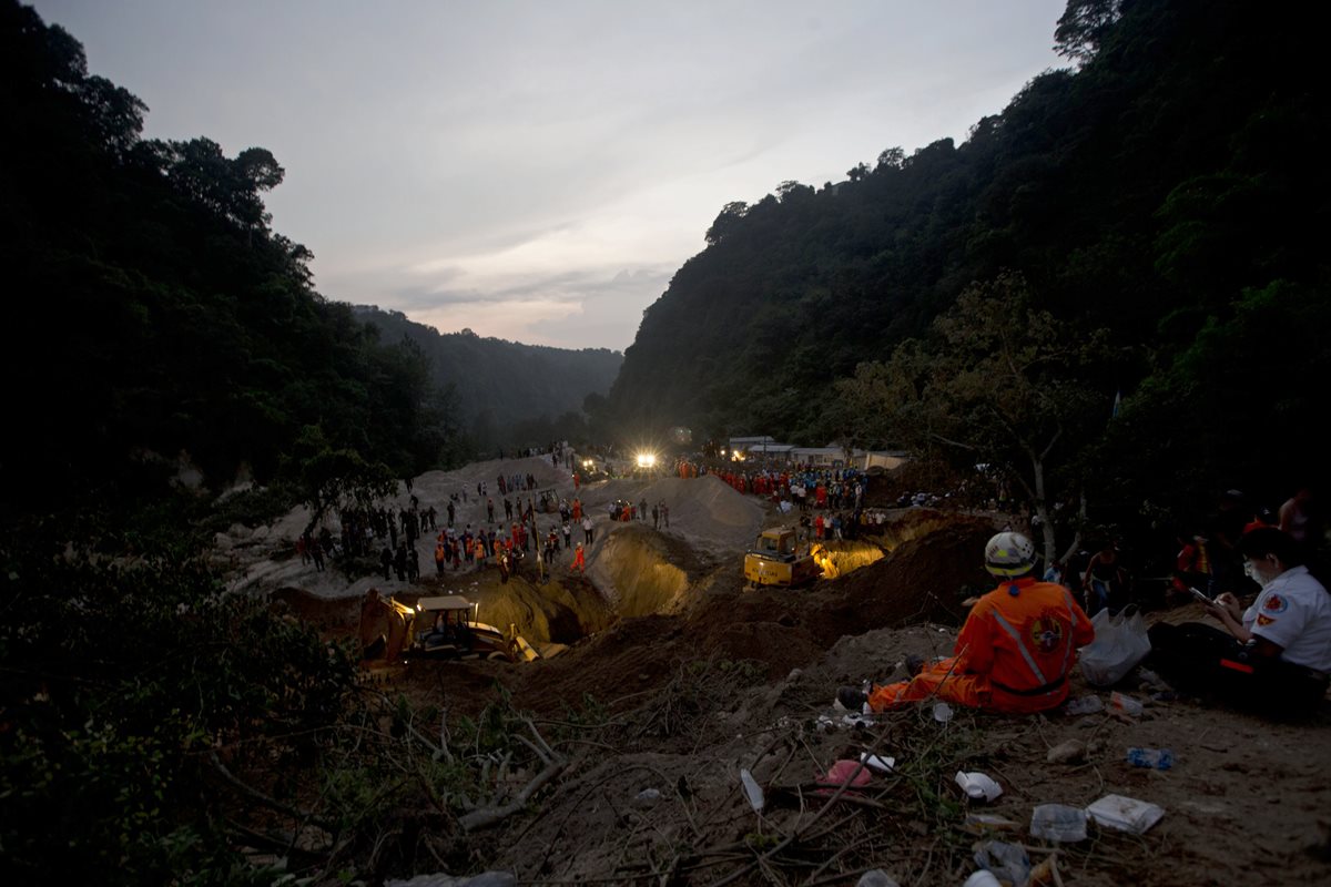 La Conred anunció que prolongarán dos días más la búsqueda de víctimas en El Cambray 2, hasta ahora van 253 muertos. (Foto Prensa Libre: Hemeroteca PL)