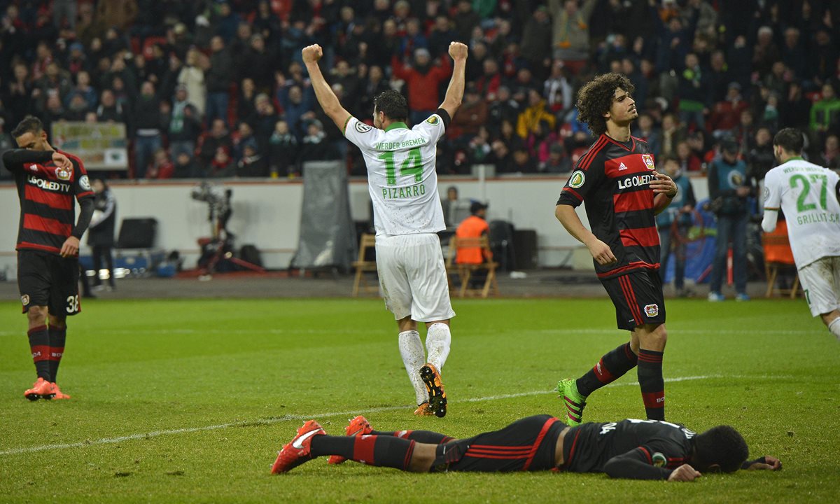 Claudio Pizarro celebra al centro el gol marcado por Florian Grillitsch en el juego de vuelta de los cuartos de final de la Copa Alemana. (Foto Prensa Libre: AP)