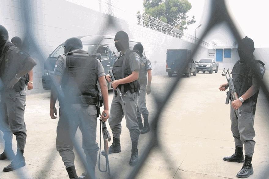 El Sistema Penitenciario traslada a reos de la pandilla Barrio 18 como medida de seguridad. (Foto Prensa Libre: Hemeroteca PL)