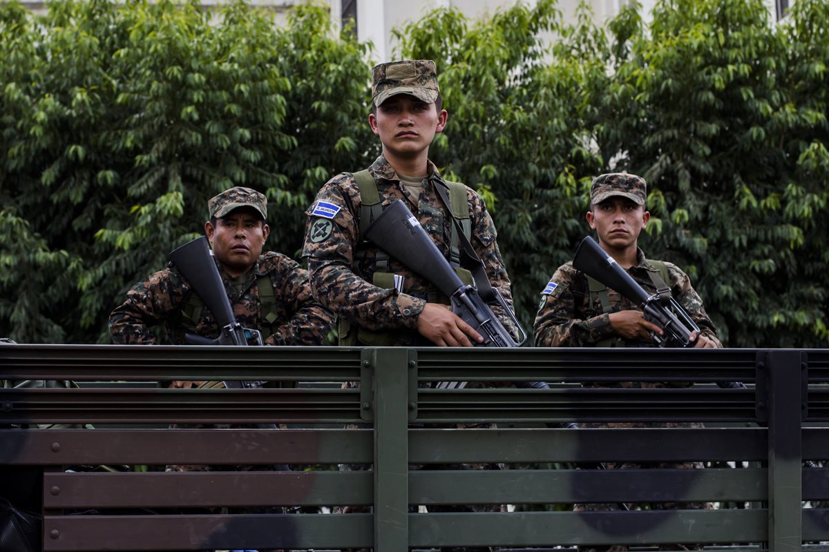 Las autoridades refuerzan la vigilancia en las calles salvadoreñas. (Foto Prensa Libre: AP)