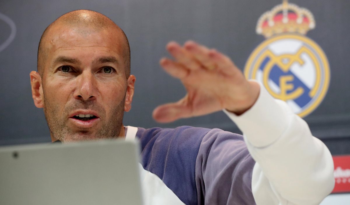 El técnico francés del Real Madrid, Zinedine Zidane, durante la rueda de prensa posterior al entrenamiento que la plantilla ha realizado hoy en Valdebebas. (Foto Prensa Libre: EFE).