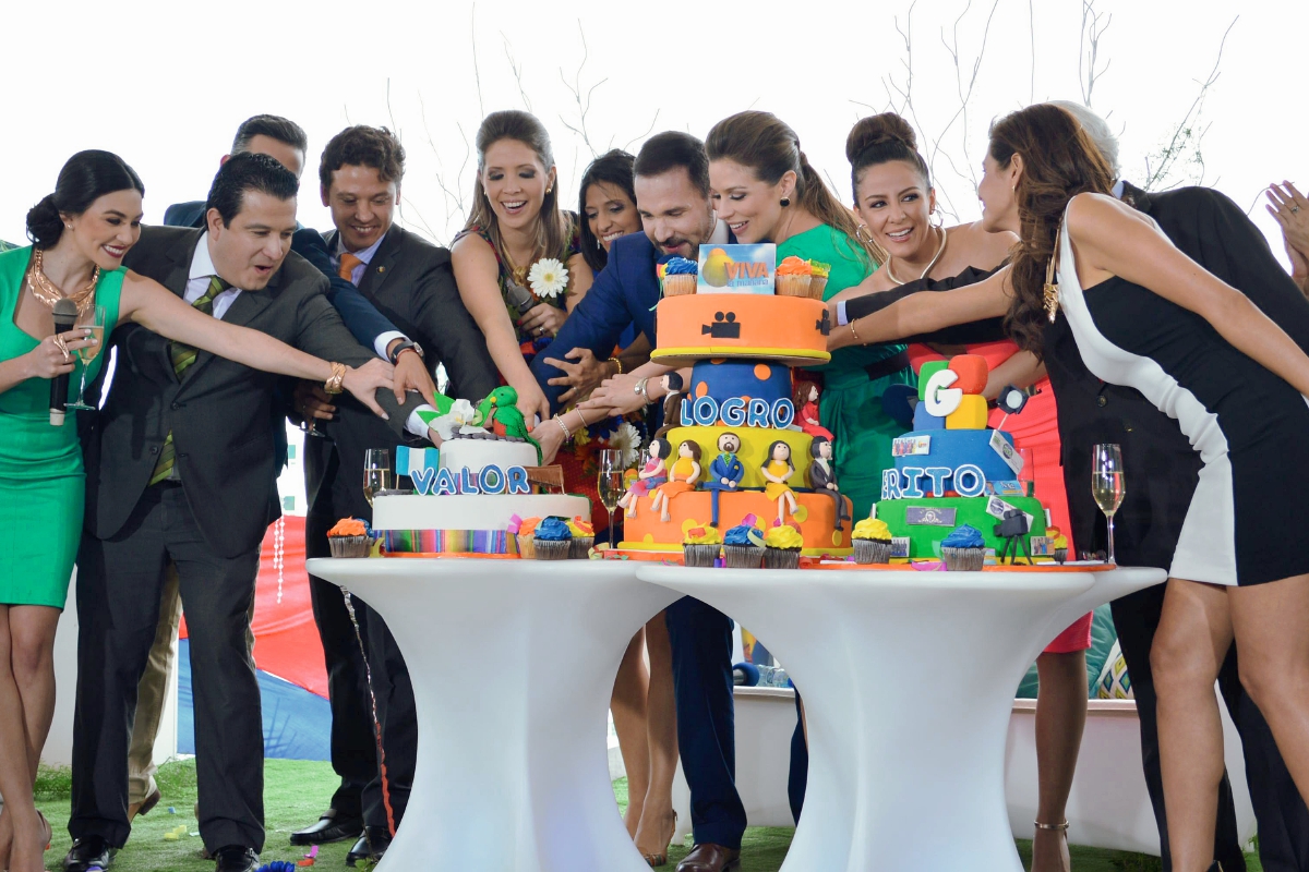 El equipo del programa, entre ellos su creador, Ricardo García Santander, cortan el pastel durante la transmisión del pasado 27 de febrero. (Foto Prensa Libre, cortesía Guatevisión)