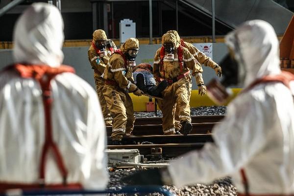 Las fuerzas de seguridad brasileña realizan el simulacro de ataques terroristas con características de extrema violencia en  Río de Janeiro. (Foto Prensa Libre/EFE)