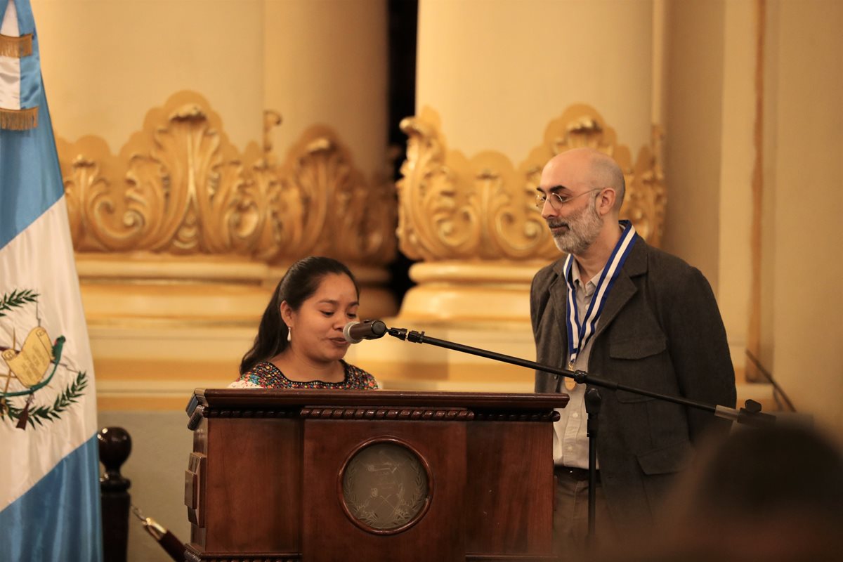 Claudia Macz, de Na'leb'ak, junto a Eduardo Halfon, en la ceremonia de entrega del Premio Nacional de Literatura (Foto Prensa Libre: J. Ochoa).