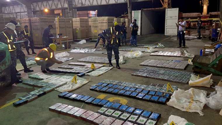 Autoridades inspeccionan en la bodega 9 de la Empresa Portuaria Santo Tomas de Castilla, Puerto Barrios, Izabal, los paquetes con droga incautados. (Foto Prensa Libre: Dony Stewart)