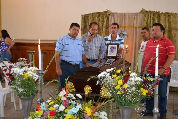 Comunicadores de Zacapa acompañan el féretro de la víctima,  Luis de Jesús Lima.