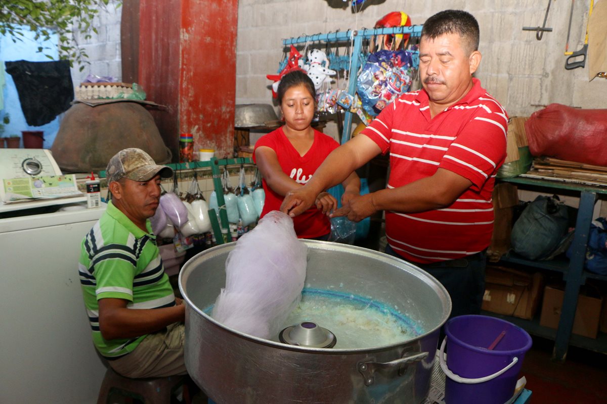 Ramón Ramírez, Ana Ramírez y Tomás García, hacen algodón de azúcar en su vivienda ubicada en la zona 1, en la cabecera de Retalhuleu. (Foto Prensa Libre: Rolando Miranda)