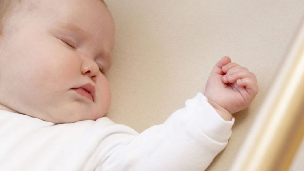 El bebé debe dormir de espaldas, sobre un colchón firme y en un espacio libre de objetos. Pero muchos no siguen estas recomendaciones básicas. (THINKSTOCK)