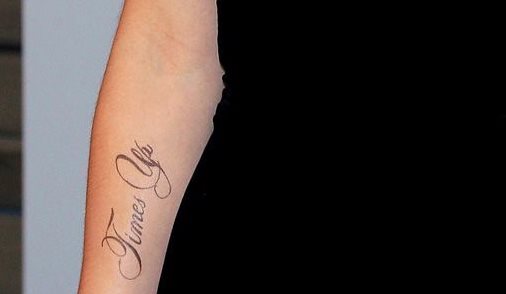 El tatuaje de la actriz despertó críticas porque le hacía falta una apóstrofo. (Foto Prensa Libre: EFE).