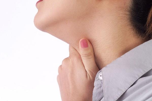 molestias en garganta podrían evitarse al  abrigarse adecuadamente durante los días fríos.
