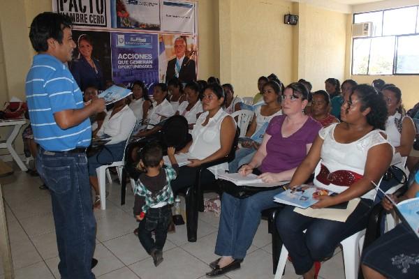 Parte del grupo de mujeres que participaron en diplomado, en la ciudad de Jutiapa.