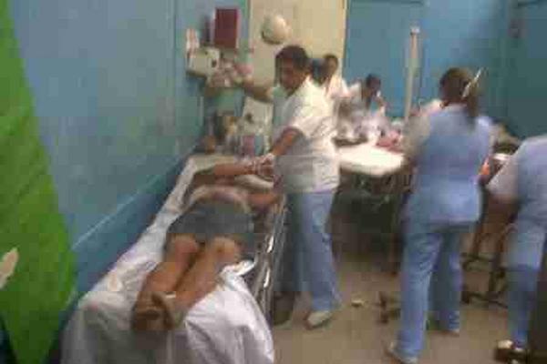 Heridos ingresan a la emergencia del Hospital de Chiquimula. (Foto Prensa Libre: Edwin Paxtor)