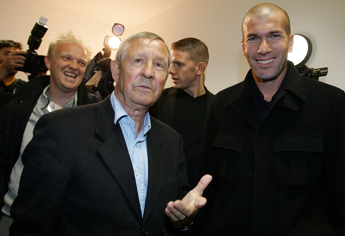El exjugador del Real Madrid, Raymond Kopa junto al actual técnico merengue Zinedine Zidane, en una fotografía de archivo de 2007. (Foto Prensa Libre: AFP)
