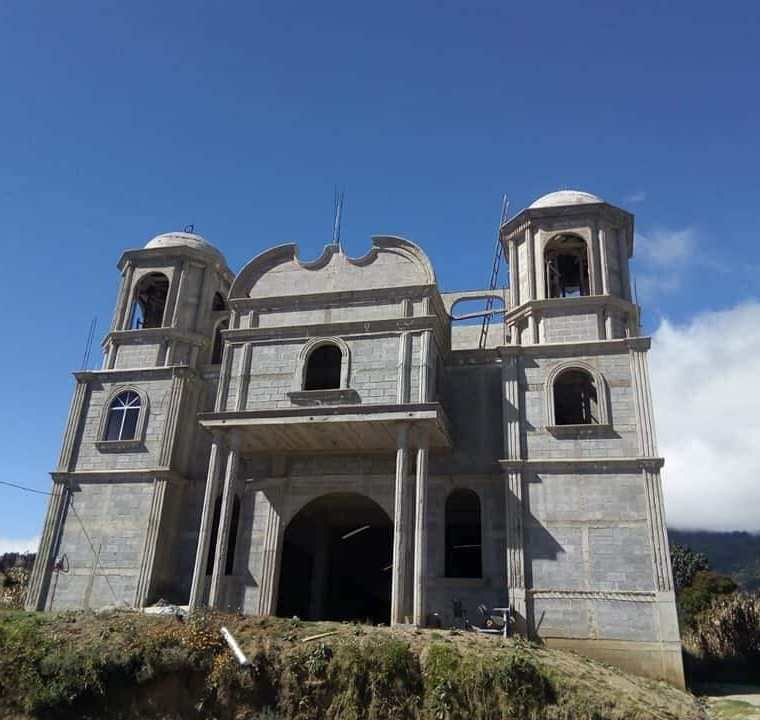 La iglesia de Barraneché, Totonicapán, lleva siete años en construcción y se sigue recaudando fondos para finalizar la obra. (Foto Prensa Libre: Raúl Juárez)
