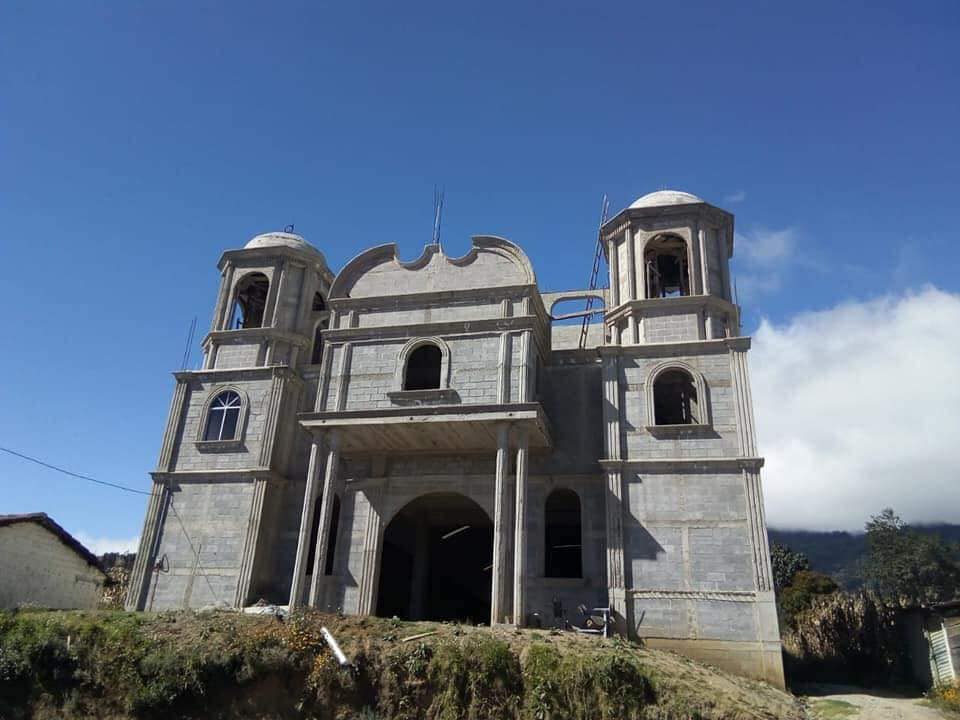 La iglesia de Barraneché, Totonicapán, lleva siete años en construcción y se sigue recaudando fondos para finalizar la obra. (Foto Prensa Libre: Raúl Juárez)