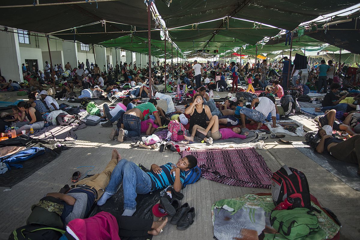 Integrantes de la caravana de migrantes centroamericanos que se dirigen a Estados Unidos descansan en el municipio de Juchitán, en el estado de Oaxaca (México). (Foto Prensa Libre: EFE)