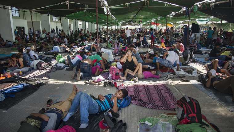 Integrantes de la caravana de migrantes centroamericanos que se dirigen a Estados Unidos descansan en el municipio de Juchitán, en el estado de Oaxaca (México). (Foto Prensa Libre: EFE)