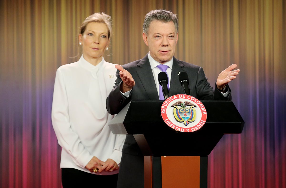 Juan Manuel Santos y su esposa, María Rodríguez, se dirigen a la nación colombiana. (Foto Prensa Libre: EFE)