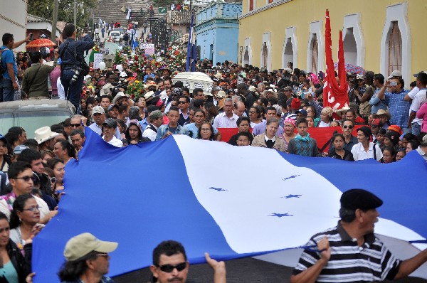  Varias personas portan una bandera de honduras durante el sepelio de Berta Cáceres. (Foto Prensqa LIbre;EFE).