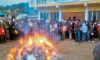 inconformes quemaron papeletas en Pueblo Nuevo Viñas, Santa Rosa.