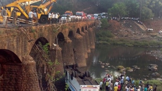 Autobús cae de puente en la India. (Foto Prensa Libre: EFE)