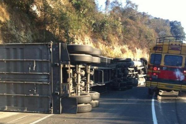 Accidente de tránsito en ruta Interamericana deja daños materiales. (Foto cortesía de usuario de Twitter @perez434)