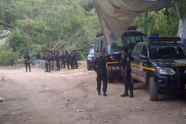 Agentes antidisturbios resguardan el ingreso a la mina El Tambor. (Foto Prensa Libre: Byron Vásquez)<br _mce_bogus="1"/>