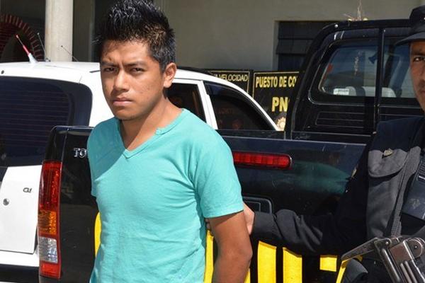 Estuardo Benjamín Sotz, sindicado de violación, permanece en la Comisaría 73, en Chimaltenango. (Foto Prensa Libre: José Rosales)