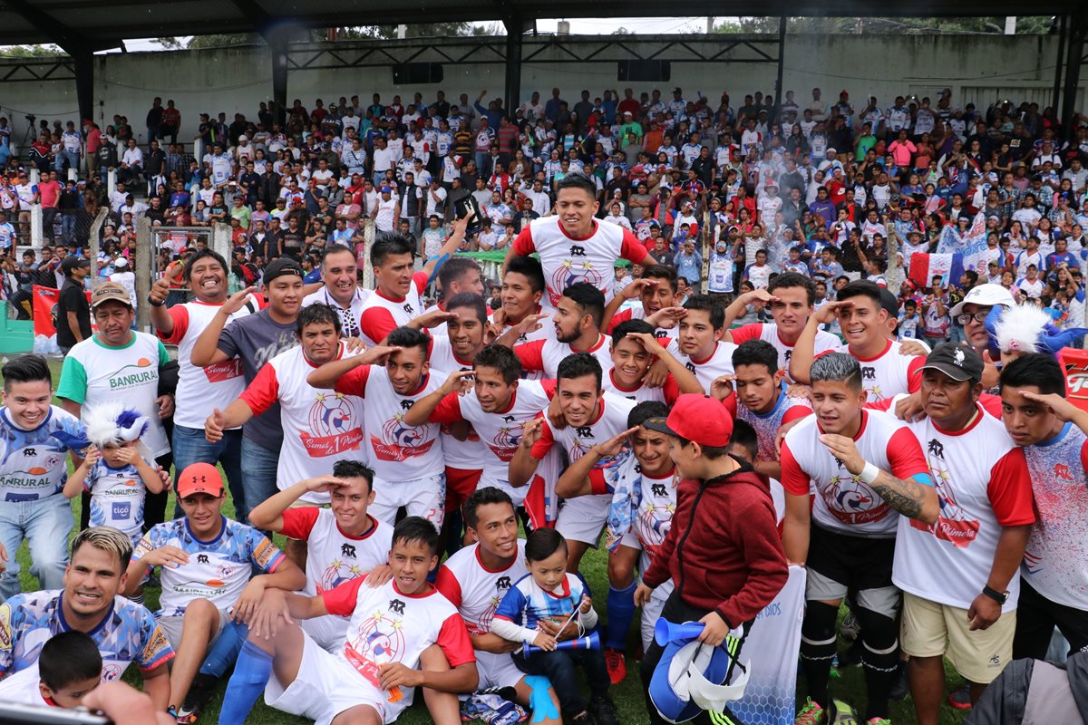 Los chimaltecos celebraron en el estadio Pensativo su regreso a la Primera División, después de siete años de ausencia. (Foto Prensa Libre: Víctor Chamalé)