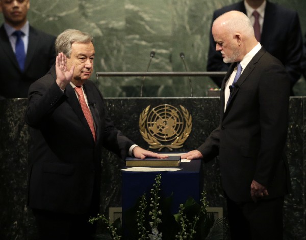António Guterres (i) en presencia del presidente de la Asamblea General, Peter Thomson, jura el cargo. (Foto Prensa Libre: EFE)